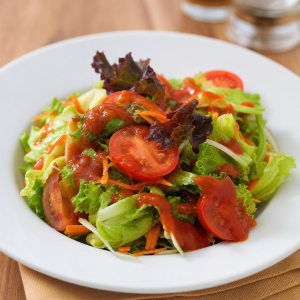 Salada Fresca com Molho de Tomate